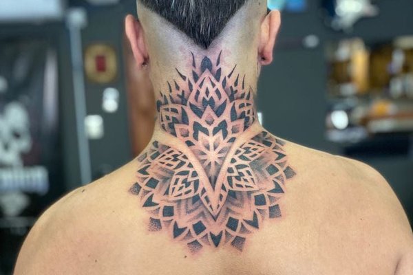 Tatuaż na karku w stylu geometryczno-mandalowym
