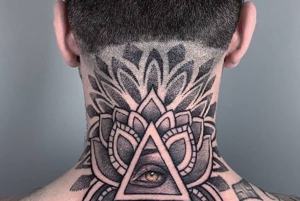 Tatuaż na karku z mandalą i okiem w trójkącie