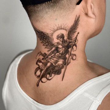 Tatuaż na karku przedstawiający anioła z aureolą i mieczem