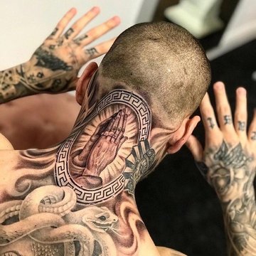 Tatuaż na karku z motywem złożonych dłoni w ozdobnej ramie