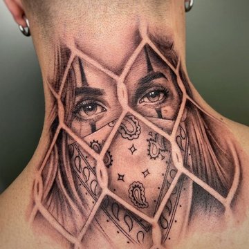 Tatuaż na karku przedstawiający realistyczną twarz kobiety za kratami i w bandanie