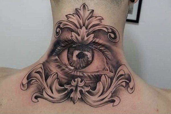 Tatuaż na karku z realistycznym okiem i ozdobnymi ornamentami