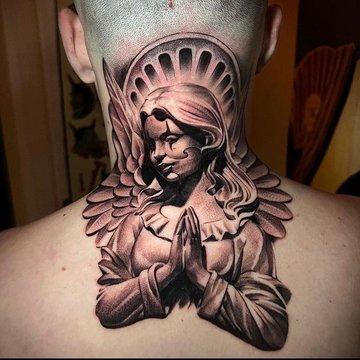 Tatuaż na karku przedstawiający anioła w modlitewnej pozie