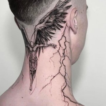 Tatuaż na karku przedstawiający postać z rozpostartymi skrzydłami i motywem błyskawic