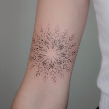 tatuaż mandala na przedramieniu