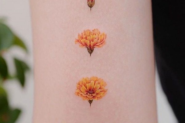 Tatuaż na ramieniu w stylu minimalistycznym