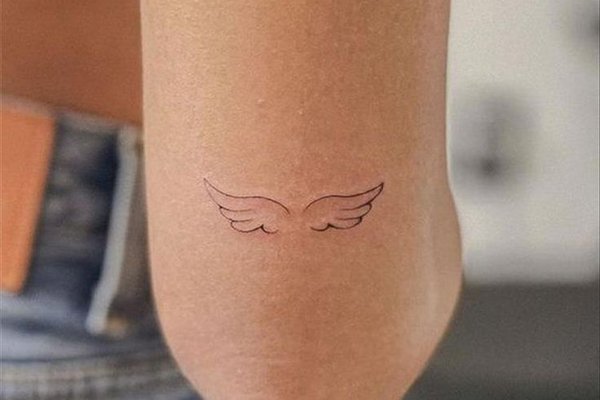 tatuaż skrzydeł na ręce w stylu linework