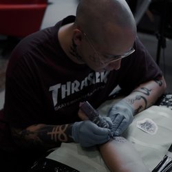 Ile goi się tatuaż?