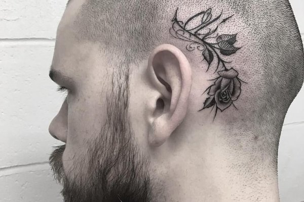 Tatuaż za uchem męski – czarno-szara róża z delikatnymi detalami