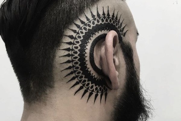 Tatuaż za uchem męski – geometryczny wzór w stylu mandali