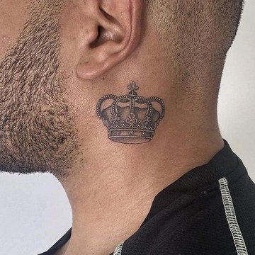 Tatuaż za uchem męski – realistyczna korona w czarnym tuszu
