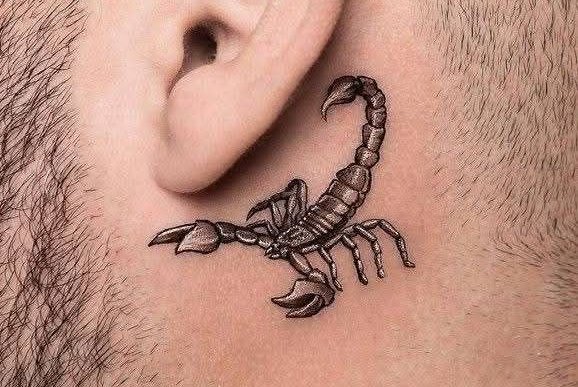 Tatuaż za uchem męski – realistyczny skorpion