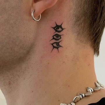 Tatuaż za uchem męski – trzy stylizowane oczy w czarnym tuszu