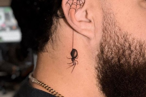 Tatuaż za uchem męski – pająk z pajęczyną w uchu