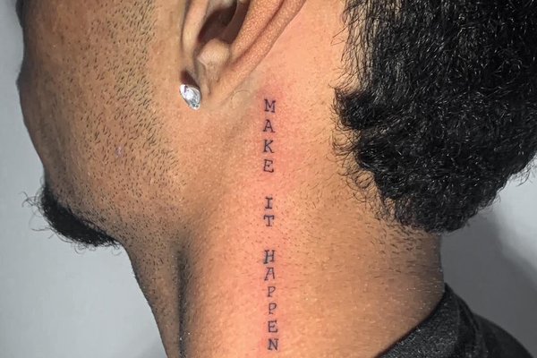 Tatuaż za uchem męski – napis Make It Happen