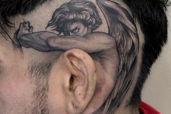 Tatuaż za uchem męski – realistyczny anioł z intensywnym spojrzeniem