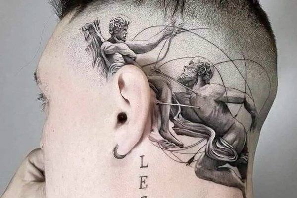 Tatuaż za uchem męski – realistyczna scena mitologiczna