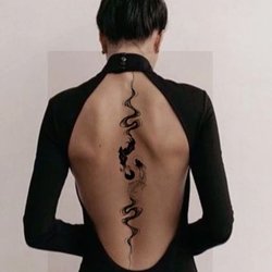 Tatuaż Wzdłuż Kręgosłupa