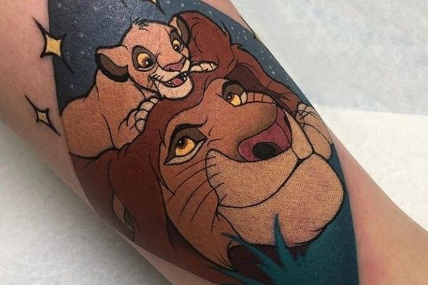 Kolorowy Simba na przedramieniu