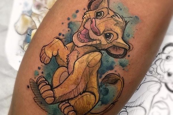 Młody Simba jako tatuaż