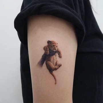 Realistyczny Simba na skórze