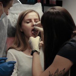 Piercing - pistolet czy igła?