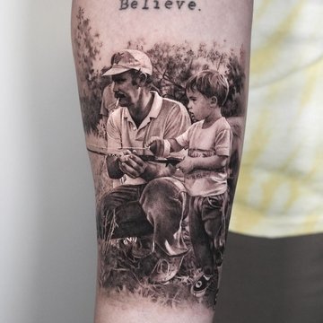 Tatuaż na nadgarstku męski realistyczny z napisem Believe i sceną rodzinną
