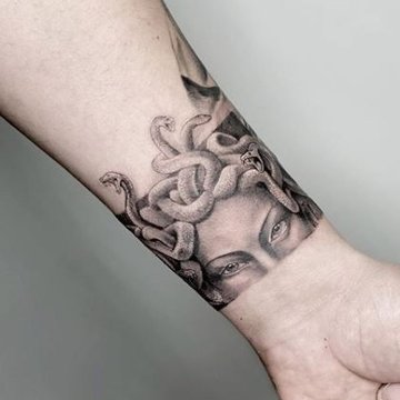 Tatuaż na nadgarstku męski z motywem Meduzy