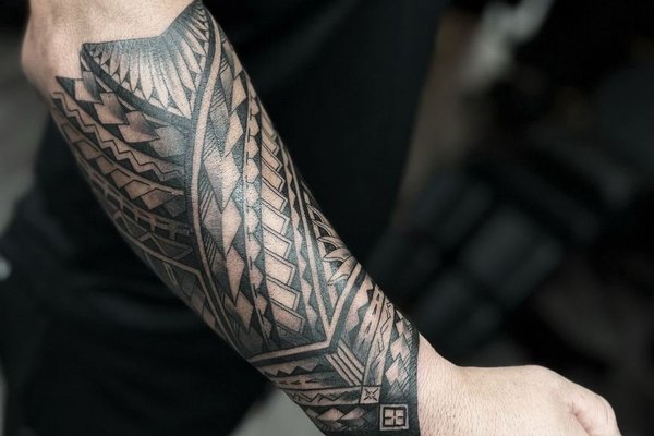 Tatuaż na nadgarstku męski w stylu polinezyjskim