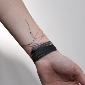 Tatuaż na nadgarstku męski w stylu minimalistycznym z czarnym pasem