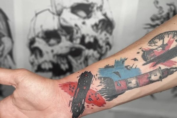 Tatuaż na nadgarstku męski w stylu watercolor