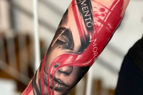 Tatuaż na nadgarstku męski z napisem Memento Mori i realistycznym portretem kobiety