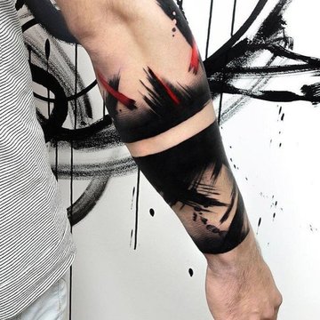 Tatuaż na nadgarstku męski w stylu abstrakcyjnym z czerwonymi akcentami