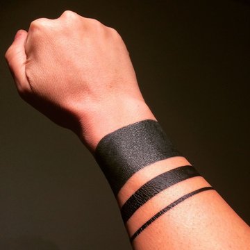 Tatuaż na nadgarstku męski z czarnymi pasami w stylu minimalistycznym