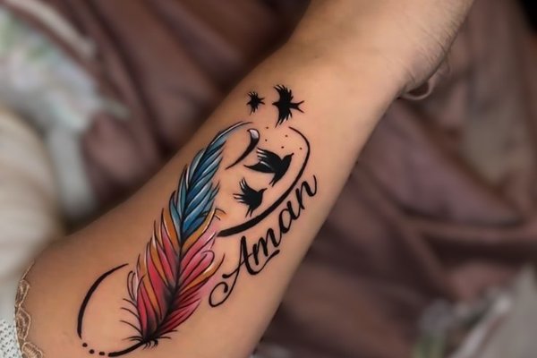 Pióro z napisem jako tatuaż