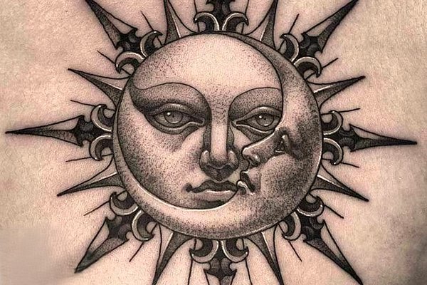 Tatuaż słońce i księżyc w stylu mitologicznym