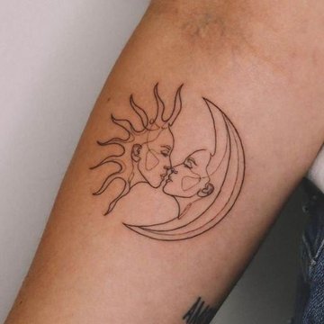 Tatuaże słońca i księżyca na ramieniu