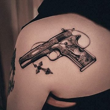 Damski pistolet jako symbol siły