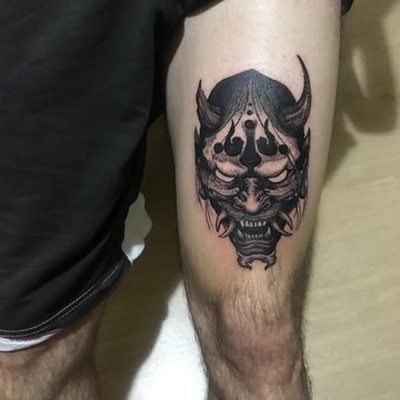 Tatuaż na udzie męski – czarno-szary demon w stylu japońskim