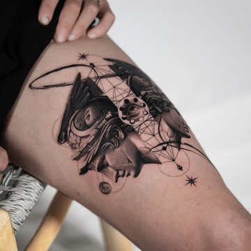 Tatuaż na udzie męski - realistyczny portret w stylu greckim