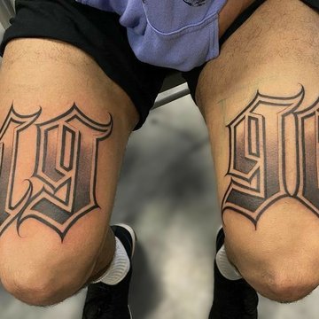 Tatuaż na udzie męski - nordycki wojownik z runami i czaszką zwierzęcia