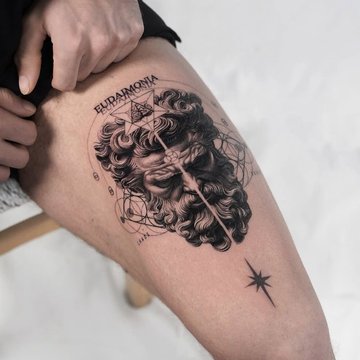 Tatuaż na udzie męski – grecki portret z geometrycznymi detalami