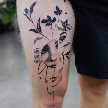 Tatuaż na udzie męski – abstrakcyjny portret z motywem liści i napisem