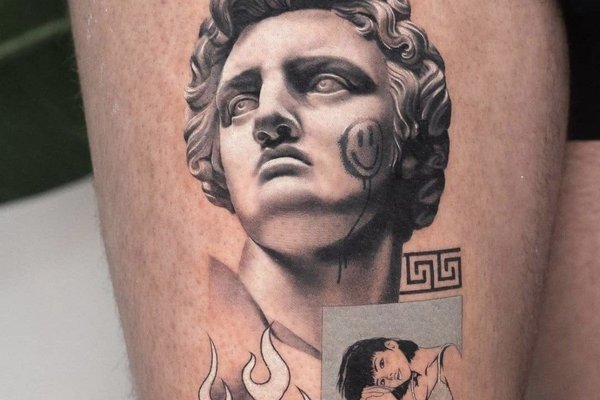 Tatuaż na udzie męski – realistyczny popiersie Apolla