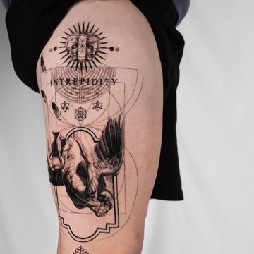 Tatuaż na udzie męski – anioł z geometrycznymi elementami