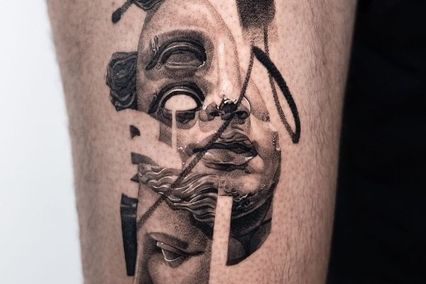 Tatuaż na udzie męski – geometryczny portret antycznej rzeźby w stylu realistycznym