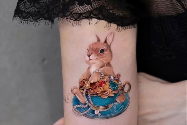 Królik w stylu cartoon jako tatuaż