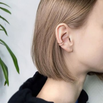 stylizacja ucha z conch piercingiem