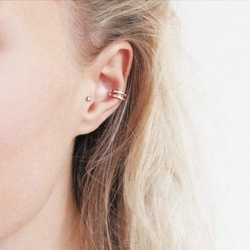 conch piercing z podwójnym kolczykiem