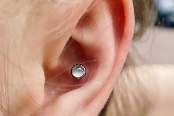 delikatny conch piercing w minimalistycznym stylu